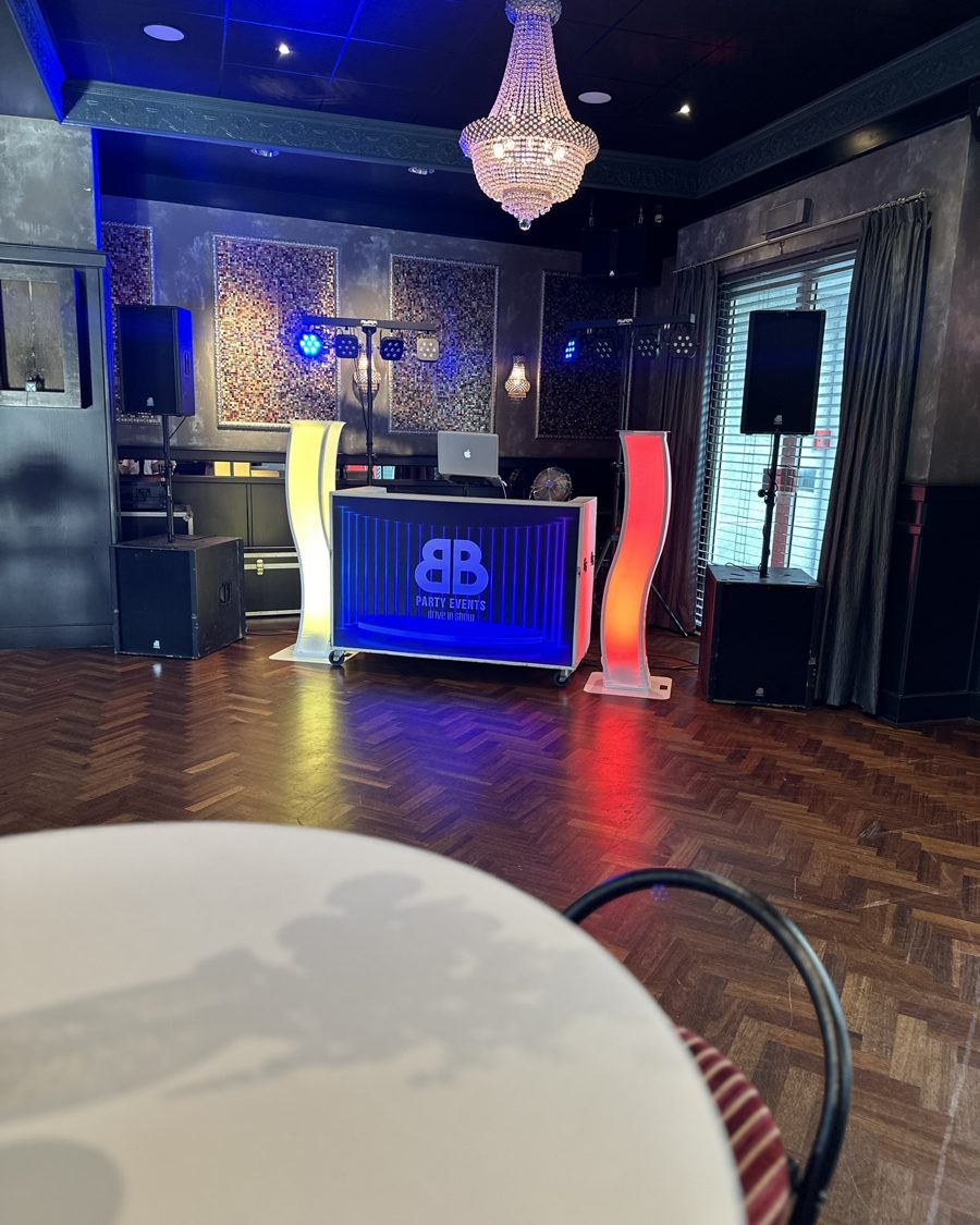 DJ-booth met gele en rode lichtpilaren
