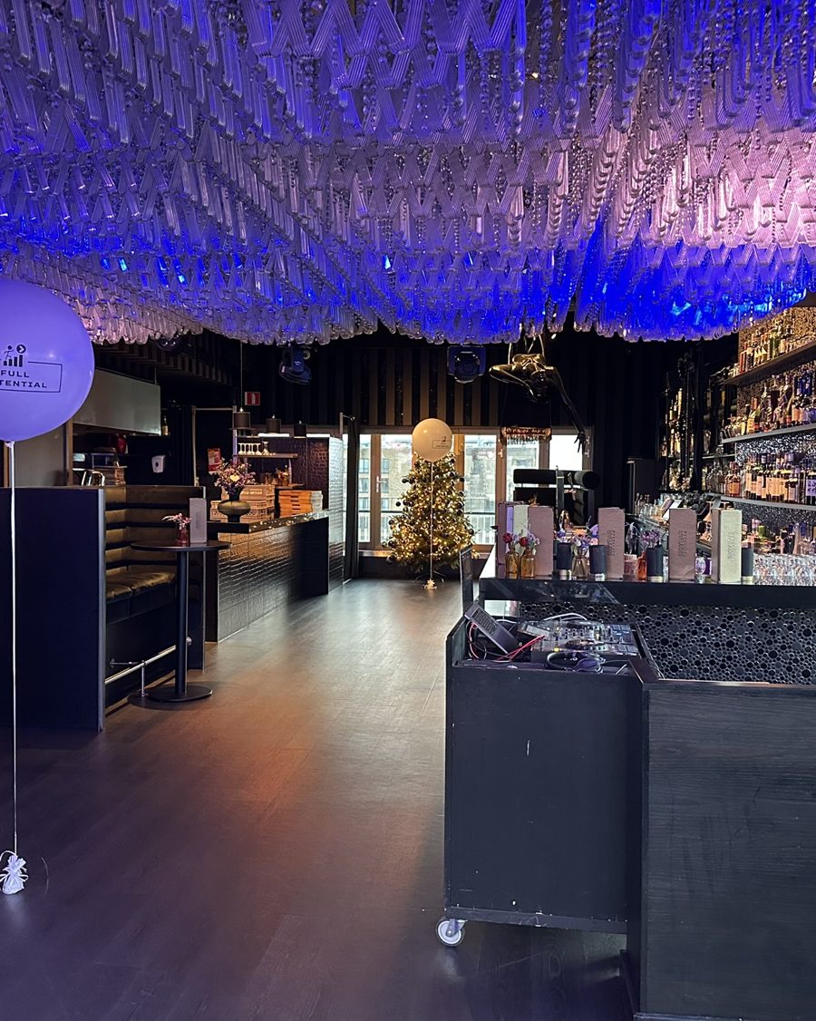 Bedrijfsfeest met loungebar en kerstboom