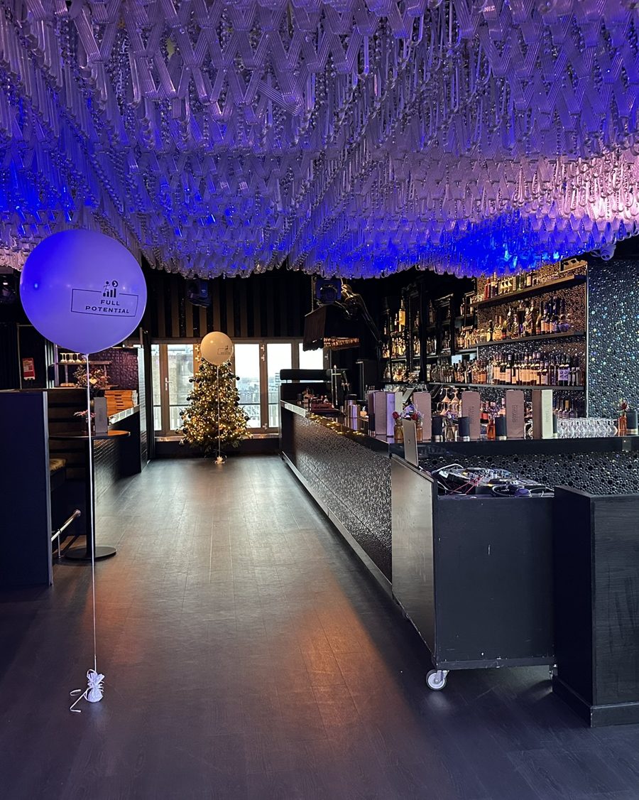 DJ-booth met kroonluchter en blauw-groene lichtshow