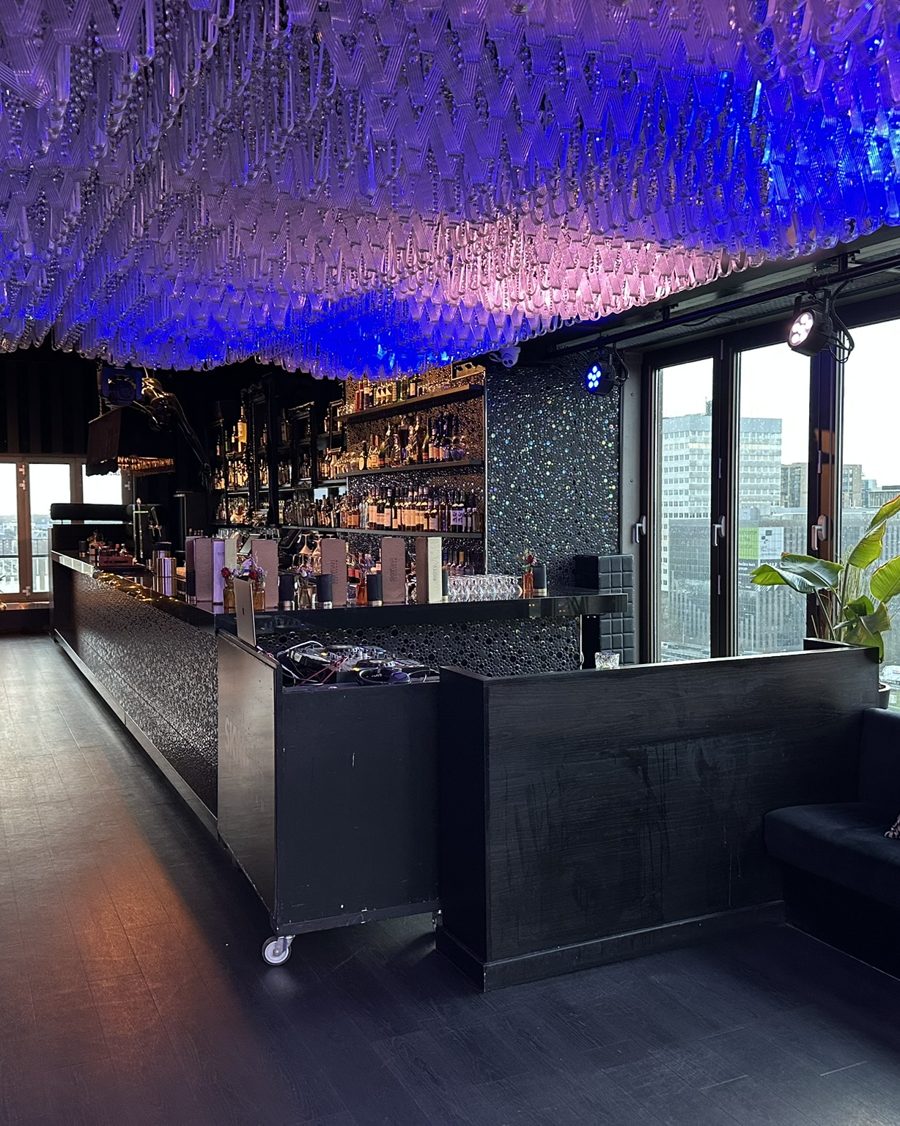 DJ-booth setup met turquoise lichtpilaren