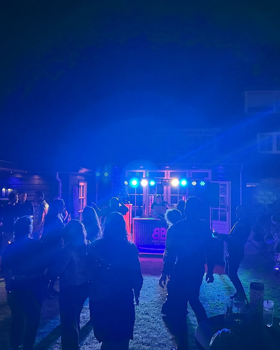 Volle dansvloer bij tuinfeest