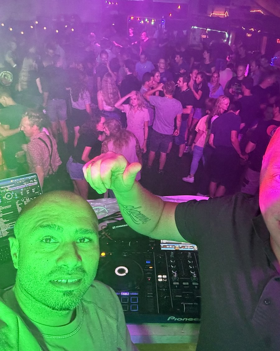 DJ Rosantos en DJ SAS-X met volle dansvloer