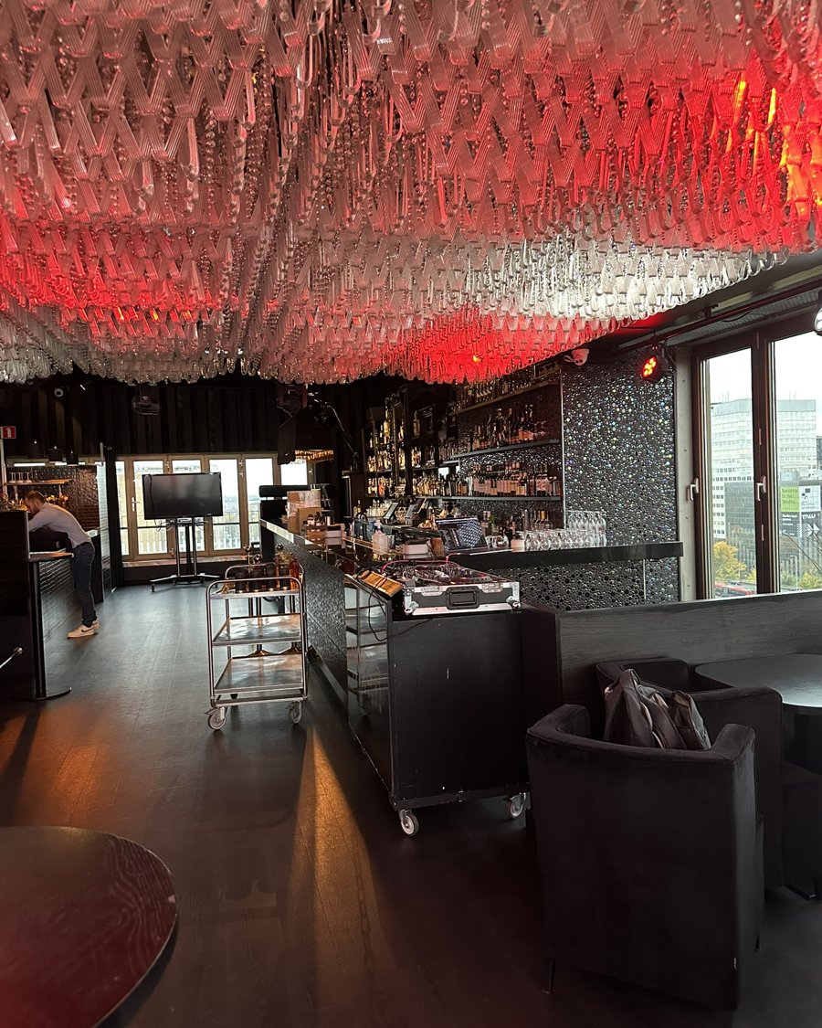 Loungebar met rode sfeerverlichting