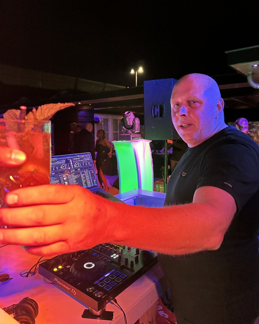 DJ SAS-X tijdens een avondshow